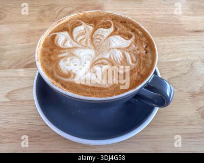 Flacher weißer Kaffee in einer Tasse, Christchurch (Ōtautahi), Region Canterbury, Südinsel, Neuseeland Stockfoto