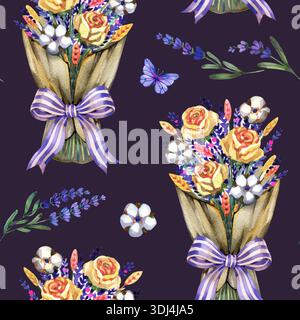 Bezauberndes Aquarellmuster mit Lavendelsträußen, Vintage-Rosen und Baumwollbüscheln, die mit lila Schleifen gebunden sind. Handbemalt rustikal Stockfoto