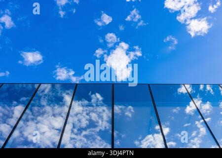 Eine glasverkleidete Brücke verbindet alte und neue Gebäude des Buffalo AKG Art Museum in Buffalo, New York, USA Stockfoto
