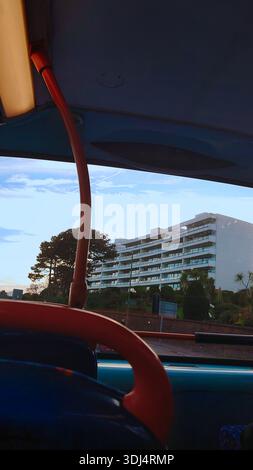 Blick von einem Stagecoach Bus Fenster, die zwischen Torquay und Paignton fährt. Dieses Küstenschiff bietet moderne Architektur am Meer und ein klares B Stockfoto