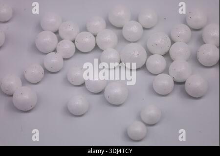 Weiße runde Pellets auf neutralem Hintergrund Stockfoto