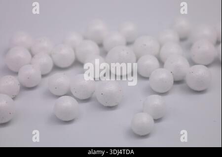 Weiße runde Pellets auf neutralem Hintergrund Stockfoto