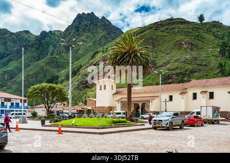 Pisac, Peru - 20. März 2025: Lokale authentische Szene vom Hauptplatz von Pisac mit einer Palme auf dem hauptplatz, umgeben von Kolonialbauten Stockfoto