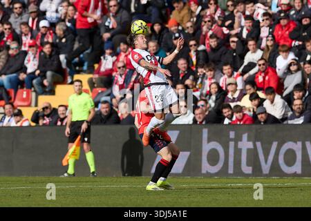 Madrid, Spanien. Januar 2026. Alfonso Pacha Espino (R) von Rayo Vallecano und Victor Munoz (L) von CA Osasuna werden während des Fußballspiels LaLiga EA Sports 2025/2026 Woche 21 zwischen Rayo Vallecano und CA Osasuna im Estadio de Vallecas in Aktion gesehen. Endergebnis; Rayo Vallecano 1:3 CA Osasuna Credit: SOPA Images Limited/Alamy Live News Stockfoto