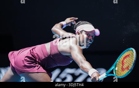 Melbourne, Victoria, Australien. Januar 2026. Victoria Mboko (CAN) wurde während der vierten Runde der Australian Open 2026 Women's Singles am 25. Januar 2026 in der Rod Laver Arena in Melbourne, Australien, gezeigt. (Foto: Nick Strange/Fotonic/Alamy Live News) Stockfoto