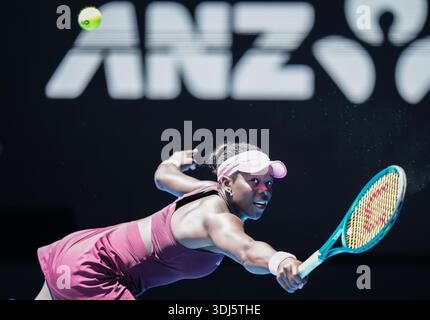 Melbourne, Victoria, Australien. Januar 2026. Victoria Mboko (CAN) wurde während der vierten Runde der Australian Open 2026 Women's Singles am 25. Januar 2026 in der Rod Laver Arena in Melbourne, Australien, gezeigt. (Foto: Nick Strange/Fotonic/Alamy Live News) Stockfoto
