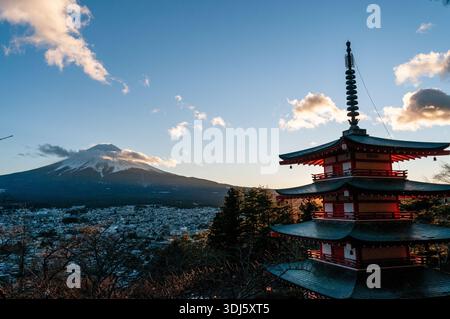 Shimoyoshida, Japan - 27. Dezember 2019. Außenaufnahme der berühmten Chureito-Pagode mit dem fuji als Hintergrund. Stockfoto