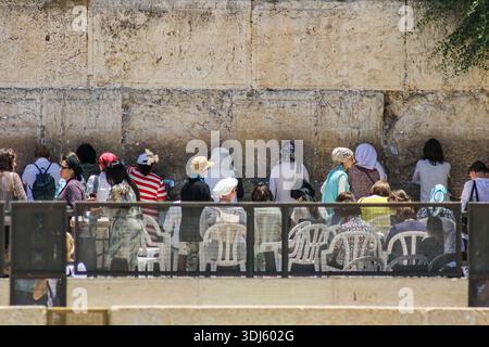 Damen versammeln sich zum Gebet im Frauenabschnitt der Westmauer in der Altstadt von Jerusalem, Israel. Stockfoto
