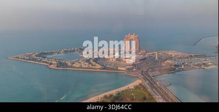 Blick aus der Vogelperspektive auf Yas Island Entertainment Hub in Abu Dhabi, VAE, mit Yas Viceroy Hotel Arch, Yachthafen, Strand- und Uferanlagen. Stockfoto