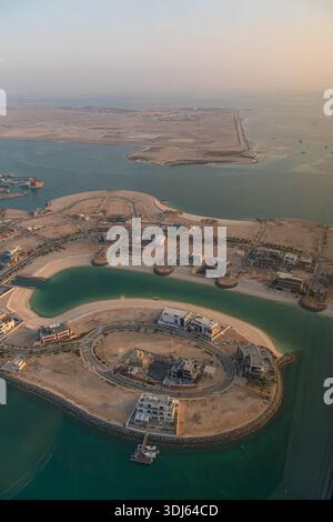 Panoramablick auf Abu Dhabi, VAE, mit moderner Architektur, Yachthäfen, künstlichen Lagunen, Sandstrände im ölreichen Nahen Osten. Stockfoto