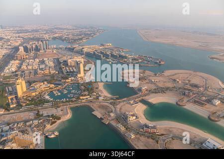 Panoramablick auf Abu Dhabi, VAE, mit moderner Architektur, Yachthäfen, künstlichen Lagunen, Sandstrände im ölreichen Nahen Osten. Stockfoto