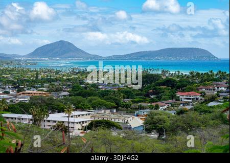 Tropisches Grün und Blick auf die Küste von Koko Head und den Pazifischen Ozean vom Diamond Head Lookout in Honolulu, Hawaii. Stockfoto