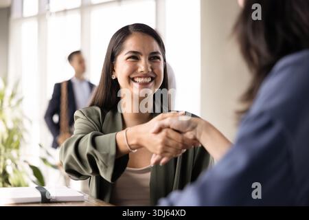 Fröhliche junge lateinamerikanische Geschäftsfrau wird eingestellt Stockfoto