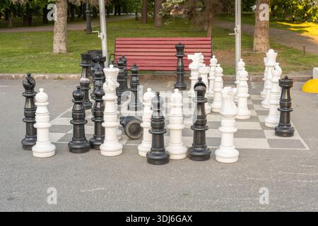 Uljanowsk, Russland - 25. Juli 2021: Schachfiguren Brett Im Freien Plätze Park Große Strategie Asphalt. Riesenschach auf dem Asphalt. Stockfoto