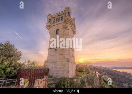 Torreon del Monte Igueldo Turm bei Sonnenuntergang, historischer Stein Leuchtturm in San Sebastian, Donostia, Spanien Stockfoto