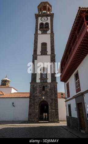 Historische Kirche der Unbefleckten Empfängnis in Santa Cruz de Teneriffa, Teneriffa, Spanien, mit markantem Glockenturm und weißer Fassade unter einem c Stockfoto