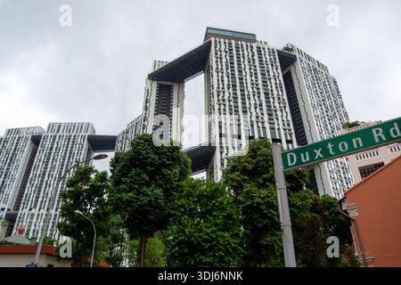 Ein modernes architektonisches Gebäude mit einzigartigem Design, mehrere Ebenen und Grün, an der Duxton Road Stockfoto