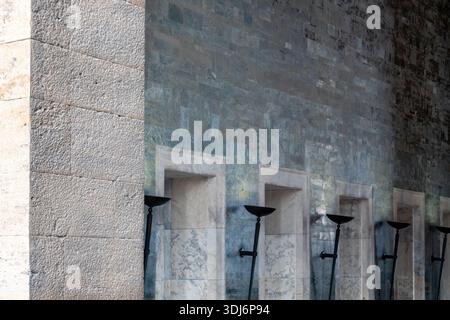 Ankara, Turkiye-8. august 2025: Eine Reihe von Wandlampen auf dem Marmor von Atatürks Grab, während eines Augusttages im Mausoleum, das ihm in Ank gewidmet ist Stockfoto