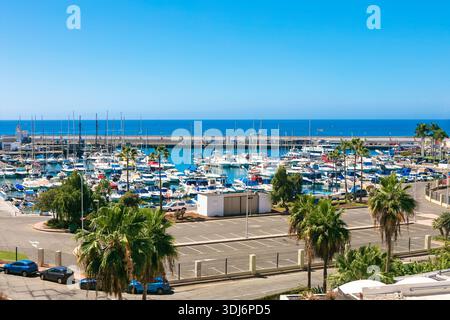Geschäftige Gewässer von Puerto Rico auf Gran Canaria, Spanien. Mit Blick auf einen dicht befüllten Yachthafen voller zahlreicher verankerter Segelboote und Motorboote Stockfoto