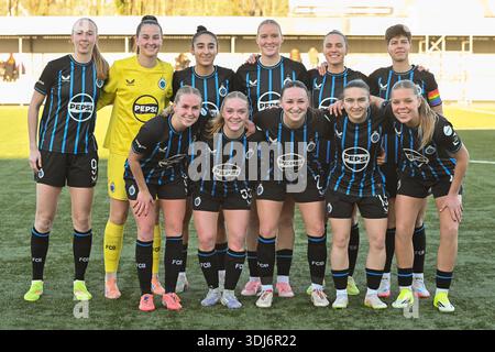 Team von Club Brugge Dames YLA mit uop von L bis R Lisa Petry (9) von Club YLA Torhüterin Marie Elferinck (31) von Club YLA Rania Boutiebi (11) von Club YLA Margaux Martle (16) von Club YLA Cloe Vande Velde (8) Club YLA Isabelle Iliano (18) Club YLA von L bis R Amber Van Heeswijk (6) of Club YLA Kayra Nelemans (55) von Club YLA Moisa Van Koot (2) von Club YLA Angel Kerkhove (13) YLA Amy Littel (4) von Club YLA, das während eines Frauenfußballspiels zwischen Club Brugge Dames YLA und Zulte abgebildet wurde Waregem am 15. Spieltag der Saison 2025-2026 der belgischen Lottofrauen Stockfoto
