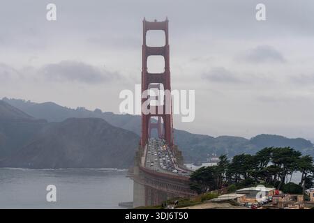 San Francisco Kalifornien - 22. Dezember 2024: Starker Verkehr auf der Golden Gate Bridge bei bewölktem Regenwetter in San Francisco Kalifornien Stockfoto