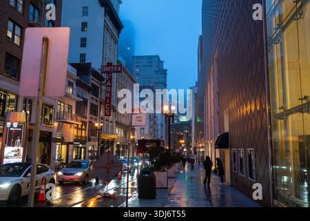 San Francisco Kalifornien - 21. September 2022: Eine Downtown Street in San Francisco Kalifornien an einem bewölkten, regnerischen Abend Stockfoto