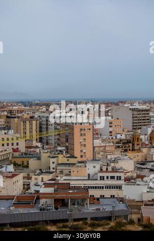 Luftaufnahme eines dicht besiedelten Stadtgebietes mit verschiedenen Gebäuden. Stockfoto