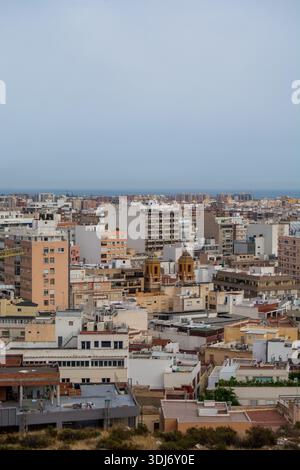 Luftaufnahme eines dicht besiedelten Stadtgebietes mit vielfältiger Architektur. Stockfoto