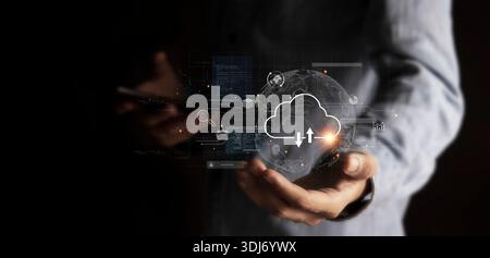 Das Data Cloud-Symbol auf der Hand eines Geschäftsmannes steht für die Datenspeichertechnologie für globale Kommunikation. Stockfoto
