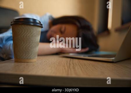 Die Frau ist am Laptop eingeschlafen Stockfoto