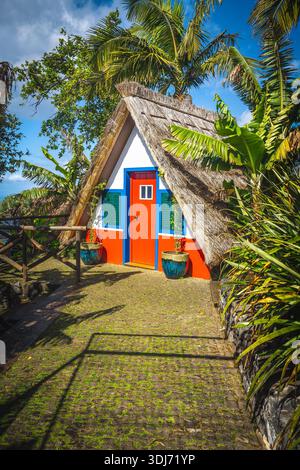 Niedliches traditionelles Haus mit Strohdach in den Monte Palace Tropical Gardens, Funchal, Madeira, Portugal, Europa Stockfoto