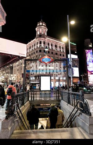 Madrid, Spanien; 18. Dezember 2025: Eingang der U-Bahn zur berühmten Plaza de Callao im Zentrum von Madrid während Weihnachten mit beleuchteten Straßen Stockfoto