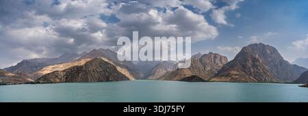 Farbenfrohes Landschaftspanorama mit türkisblauem Iskanderkul See im Sommer, Fann Mountains, Sughd, Tadschikistan Stockfoto