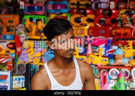 Dhamrai, Bangladesch - 01. Juli 2022: Blick auf einen Mann, der vor einer lebendigen Spielzeugausstellung in der Nähe des Sri Sri-Sri-Yasho-Madhav-Tempels steht. Stockfoto