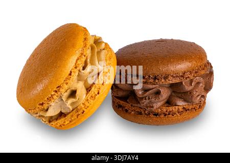 Zwei Makronen cremig isoliert auf weißem Hintergrund mit Beschneidungspfad. Stockfoto