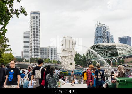 Singapur - 25. Januar 2026: Touristen treffen sich im Merlion Park in Singapur, während sie die Sehenswürdigkeiten der Stadt genießen. Die Merlion-Statue sprüht Wasser hinein Stockfoto