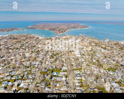 Blick aus der Vogelperspektive auf das Hafendorf sag an einem kalten Wintertag Stockfoto