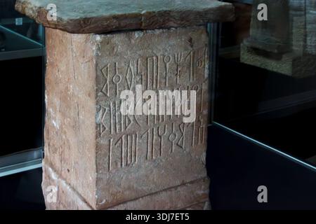 Antike sabäische Inschrift in eine Steinsäule gemeißelt, die im Nationalmuseum von Äthiopien in Addis Abeba ausgestellt ist Stockfoto
