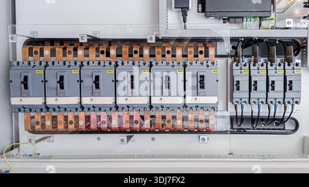 Hochspannungs-Leistungsschalter in großen elektrischen Schalttafeln Stockfoto