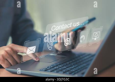 Kontakt und virtueller Kundenservice mit modernen Kontaktsymbolen, Chatbot, SMS, E-Mail, Anrufoptionen, Business-Support-Lösungen. Stockfoto