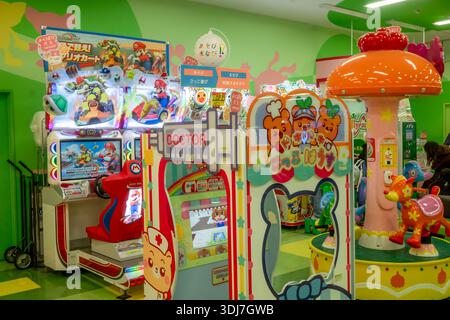 24. Januar 2026: Fukutsu, Japan: Indoor Arcade Game Area in der AEON Mall Fukutsu in Fukuoka, Japan Stockfoto