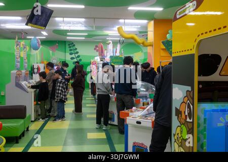 24. Januar 2026: Fukutsu, Japan: Indoor Arcade Game Area in der AEON Mall Fukutsu in Fukuoka, Japan Stockfoto