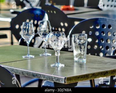 Leere Biergläser auf Bistro-/Pub-/Kaffeetisch - Loches, Indre-et-Loire (37), Frankreich. Stockfoto