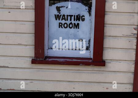 Wartende Zimmer Schild Verwitterte Holzwand Stockfoto