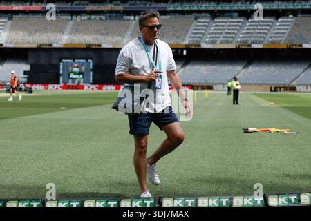 25. Januar 2026; Optus Stadium, Perth, Western Australia, Australien; Big Bash League Cricket, Perth Scorchers gegen Sydney Sixers; Kommentator James Brayshaw trifft am Boden ein Stockfoto
