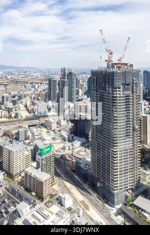 Osaka, Japan - 31. März 2025: Panoramablick von der Aussichtsplattform des Omeda Sky Building in Osaka, Japan. Moderne Architektur Stockfoto