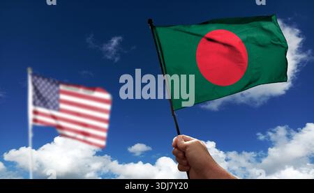 Bangladesch-Flagge winkt unter Wolken. Fliegen Sie in den Himmel. Foto einer amerikanischen Flagge mit absichtlich verschwommenem Hintergrund Stockfoto