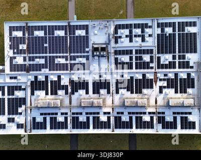 Luftaufnahme der Installation von Sonnenkollektoren auf dem Dach im Industriegebäude Stockfoto