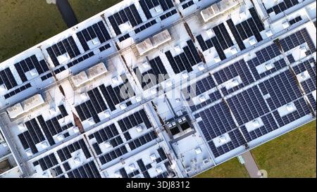 Luftaufnahme der Installation von Sonnenkollektoren auf dem Dach im Industriegebäude Stockfoto