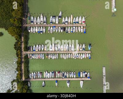 Aus der Vogelperspektive eines Yachthafens mit Reihen von Segelbooten, die an Holzpiers am Balaton, Ungarn, ankern Stockfoto